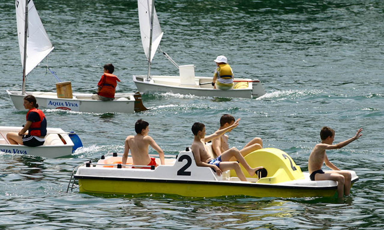 WATER SKIING ON LAKES