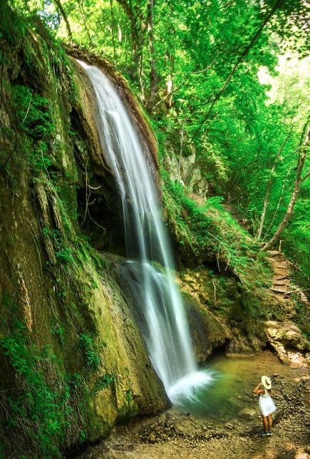 Terapia antistress vicino alla cascata