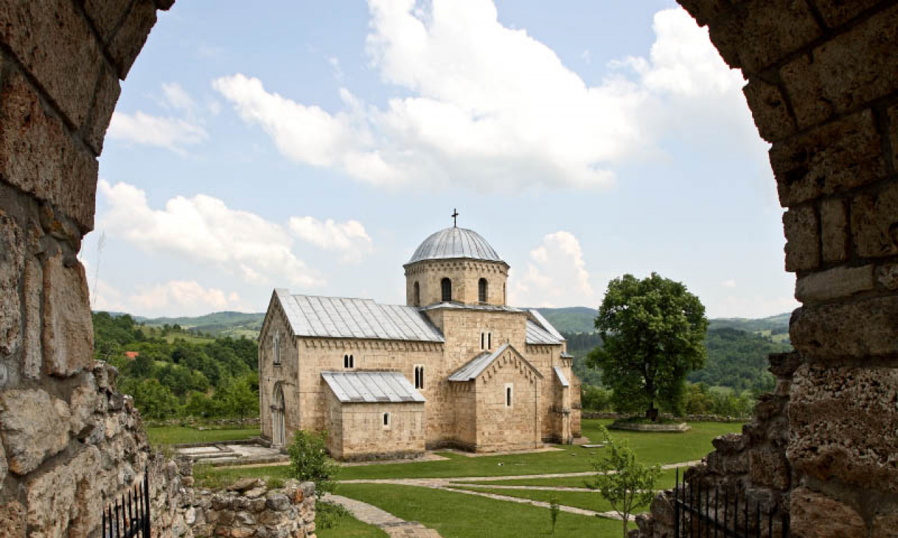 PULSIRANjE ISTORIJE DUŽ TRANSROMANIKE